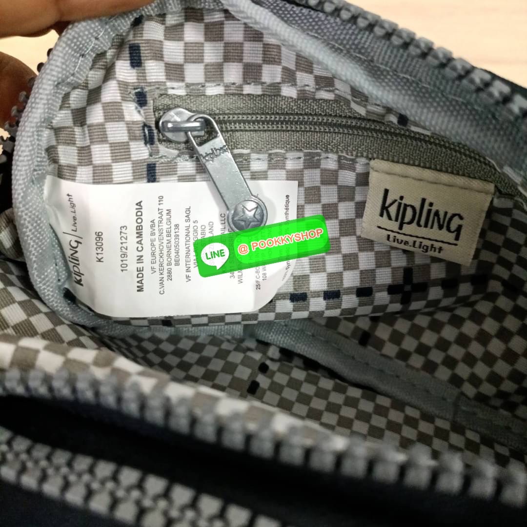 KIPLING Monkey program Seoul up clutch & sling bag รุ่น 2 ซิป (ขนาด 7 นิ้ว) กระเป๋าคล้องมือ หรือ สะพายข้าง ขนาดเล็ก วัสดุ Nylon & Polyester 100% ใช้งานได้ 2 รูปแบบ มีสายสลับเปลี่ยนได้ทั้งแบบคล้องมือ และ สะพายข้าง ตามโอกาสการใช้งาน