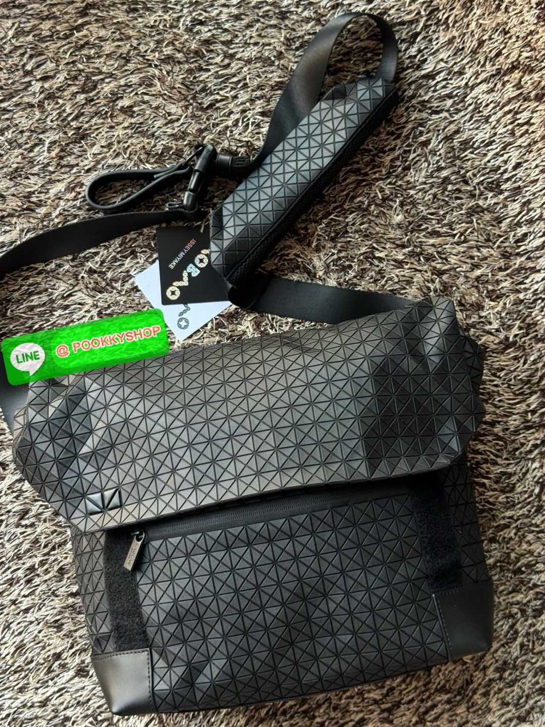 💕Baobao issey miyake Sling shoulder bag ดีไซน์เอกลักษณ์เฉพาะตัว ใส่ของได้เยอะ ช่องกระเป๋าเป็นระเบียบ โดยโดดเด่นด้วยแผ่นรูปสามเหลี่ยมอันเป็นซิกเนเจอร์ในการจัดเรียงสลับกัน รุ่นนี้ยังมีจุดเด่นในเรื่องคุณสมบัติการใช้งาน ภายในมีช่องบุหนาสำหรับใส่โน้ตบุ