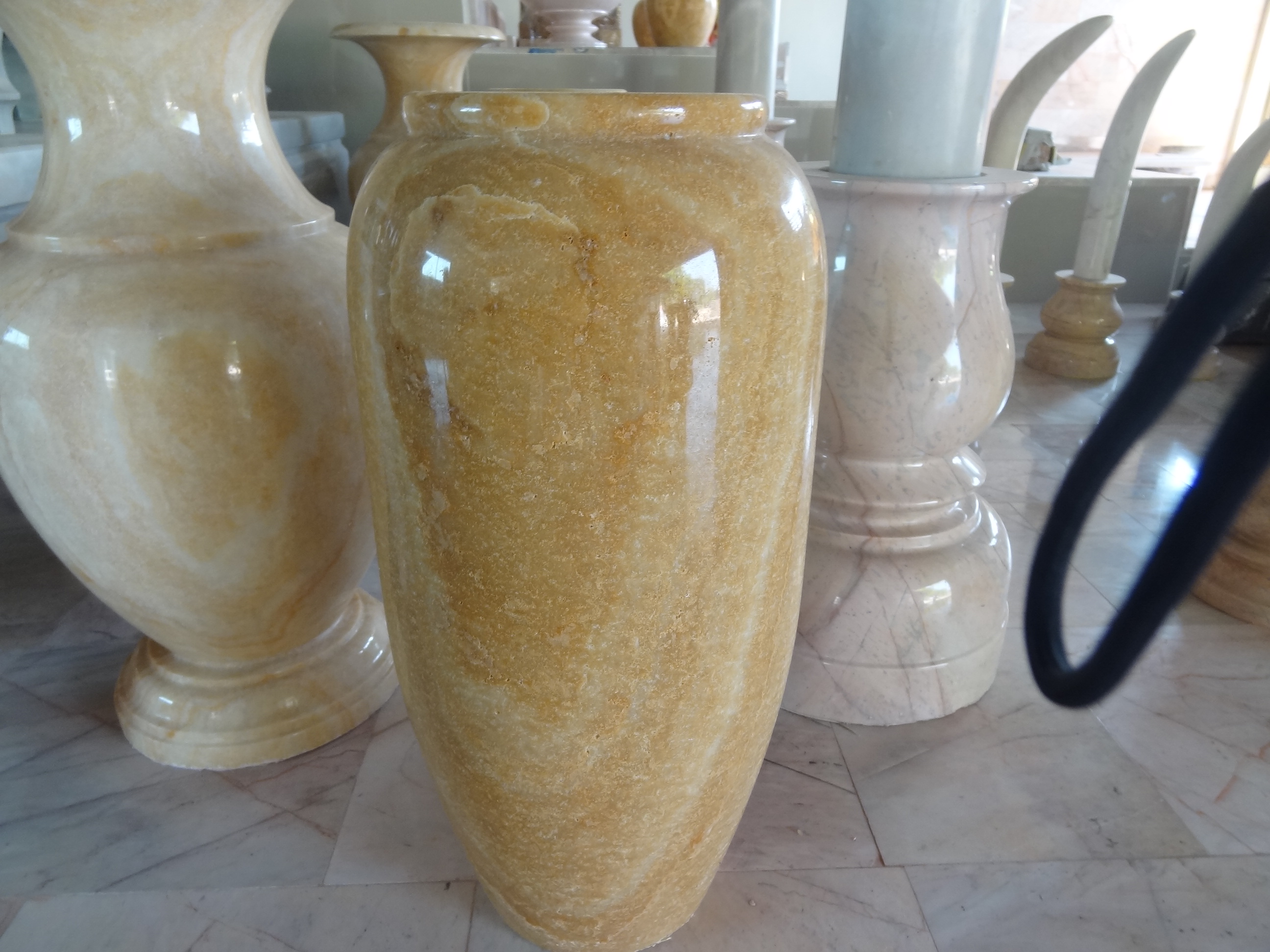 แจกันหินอ่อน 1 คู่ ขนาดสูง 50 เซนติเมตร กว้าง 20 เซนติเมตร หยกน้ำผึ้ง