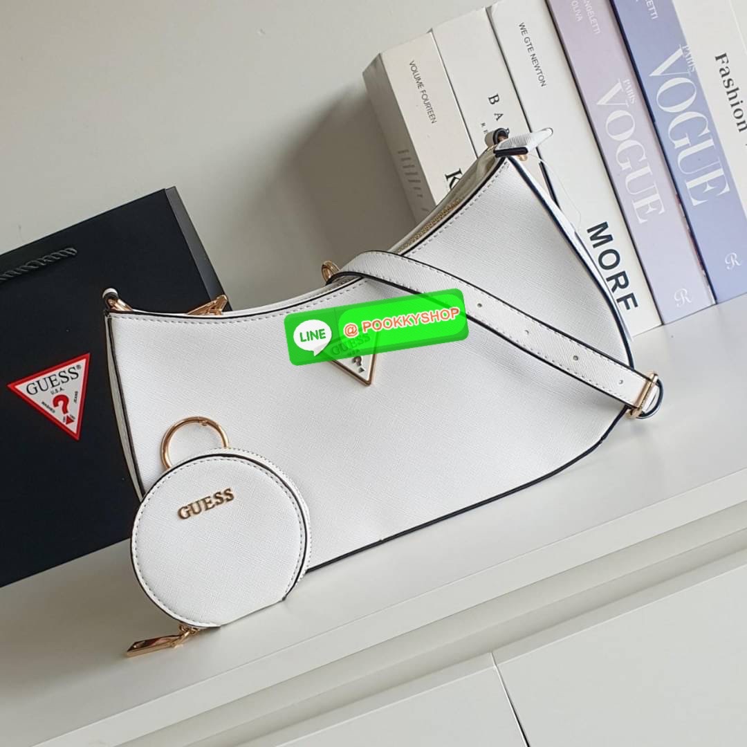 รุ่นใหม่ล่าสุด! GUESS ALEXIE TOP ZIP SHOULDER BAG กระเป๋าทรงยอดฮิต ซื้อ1ได้ถึง2ไอเท็ม วัสดุตัวหนังลาย SAFFIANO สวยหรู เปิดปิดด้วยซิปยาว ด้านในใส่กระเป๋าสตางค์ยาว มือถือได้ทุกรุ่น พร้อมช่องซิปและช่องใส่บัตรแยกให้ เพิ่มความน่ารักด้วย กระเป๋าใส่เหรียญใบเล็กท