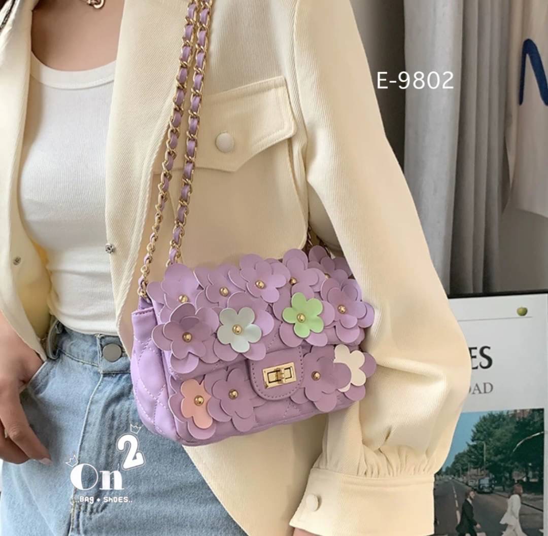 กระเป๋าสะพายชาแนล ทรงคลาสสิคเปิดหน้า แต่งดอกไม้รอบใบเพิ่มความ cute ไปอีก สายสะพายยาวครอสบอดี้ได้ค่ะ พร้อมส่ง 6 สีค่ะ