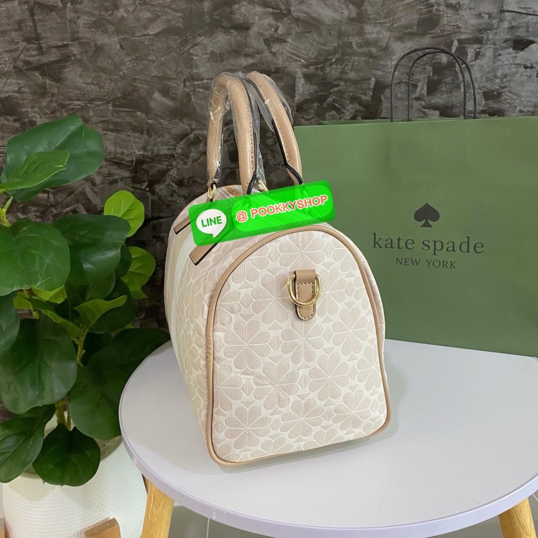 KATE SPADE NEW YORK SPADE FLOWER JACQUARD MANHATTAN DOCTORS BAG กระเป๋าถือหรือสะพายใบใหญ่ทรงหมอน โดดเด่นด้วยลวดลายเอกลักษณ์ทั้งใบ ด้านหน้าตกแต่งด้วยชื่อแบรนด์ เปิด-ปิดกระเป๋าด้วยซิปคู่ ด้านในโล่งกว้าง จุของได้เยอะมากค่ะ มีช่องซิปเล็กและช่องใส่ของจุกจิกค่ะ