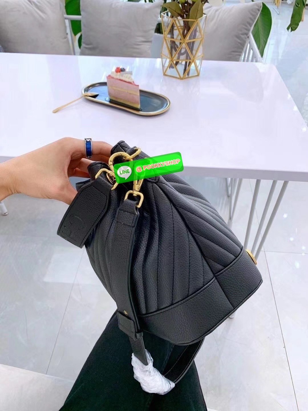 CHANEL Bucket Bag กระเป๋าสะพายทรงบัคเก็ตรุ่นลิมิเต็ด มี 2 แบบให้เลือก หนังเย็บลายตารางและลายริ้ว ตกแต่งโลโก้แบรนด์สวยหรูโดดเด่น ภายในโล่งกว้าง จุของได้เยอะ มาพร้อมสายคล้องไหล่ และสายสะพาย crossbody คุ้มค่ามากๆ ใบนี้งานจริงคือสวย สะพายไปคาเฟ่ชิคๆ ถ่ายรูปสว