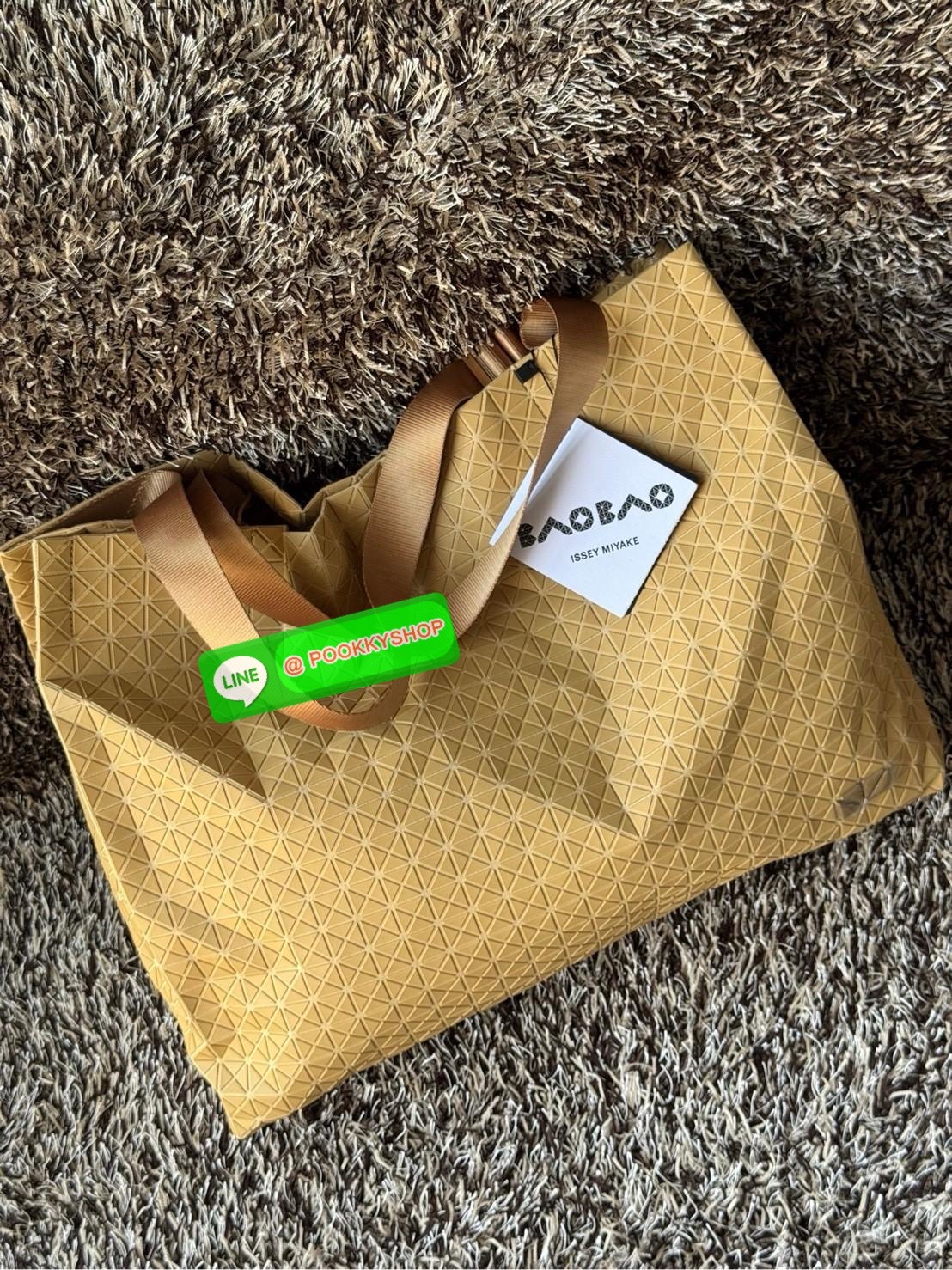 Baobao Issey Miyake Cart geometric L tote bag รูปทรงที่สร้างขึ้นโดยบังเอิญ' เสื้อผ้าที่มีโครงสร้างและได้รับการออกแบบทางวิศวกรรมอันเป็นเอกลักษณ์ของแบรนด์ ส่งต่อไปยังเครื่องประดับที่น่าประทับใจและไร้กาลเวลาเหล่านี้ กระเป๋าโท้ต Cart ประดิษฐ์ขึ้นจากการตั