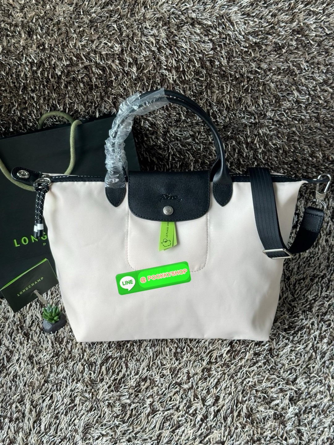 Large Longchamp LE PLIAGE ENERGY L HANDBAG LE PLIAGE รีไซเคิล ECONYLสไตล์สปอร์ต ทันสมัย และใช้งานได้จริง น้ําหนักเบา กระเป๋าใบนี้เป็นเครื่องประดับที่มีเสน่ห์ในอุดมคติที่จะติดตามคุณในทุกกิจกรรมยามเย็นของคุณ มาพร้อมกับสายสะพายไหล่ปรับได้ สามารถพกพาได้ ทั้งแ