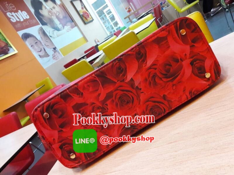 พร้อมส่ง Victoria's Secret Shopping Bag กระเป๋าอเนกประสงค์สุดสวยสะดุดตา วางตั้งได้ ไม่ยุบไม่ย้วย ใส่ของใช้สารพัดในทุกที่ทุกเวลา เปิดปิดง่ายๆด้วยกระดุมแป๊ก ฐานวางตั้งอยู่ทรงมีหมุดรองกระเป๋า พร้อมอักษรแบรนด์สีเงินแวววาวด้วยจ้า