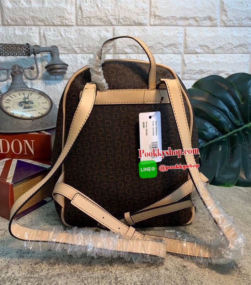 GUESS WOMEN’s DOME BACKPACK BAG พร้อมส่งค่ะ!! กระเป๋าสะพายหลัง มีหูหิ้ว ด้านหน้ามีโลโก้แบรนด์และช่องซิปหนึ่งช่องใส่มือถือหรือจองจุกจิกค่ะ เปิดปิดกระเป๋าช่องหลักแบบซิปคู่ ภายในโล่งกว้าง ซัปในผ้าลายแบรนด์นะค่ะ มีข่องซิปและช่องเล็กใส่ของจุกจิกค่ะ สายสะพายด้า