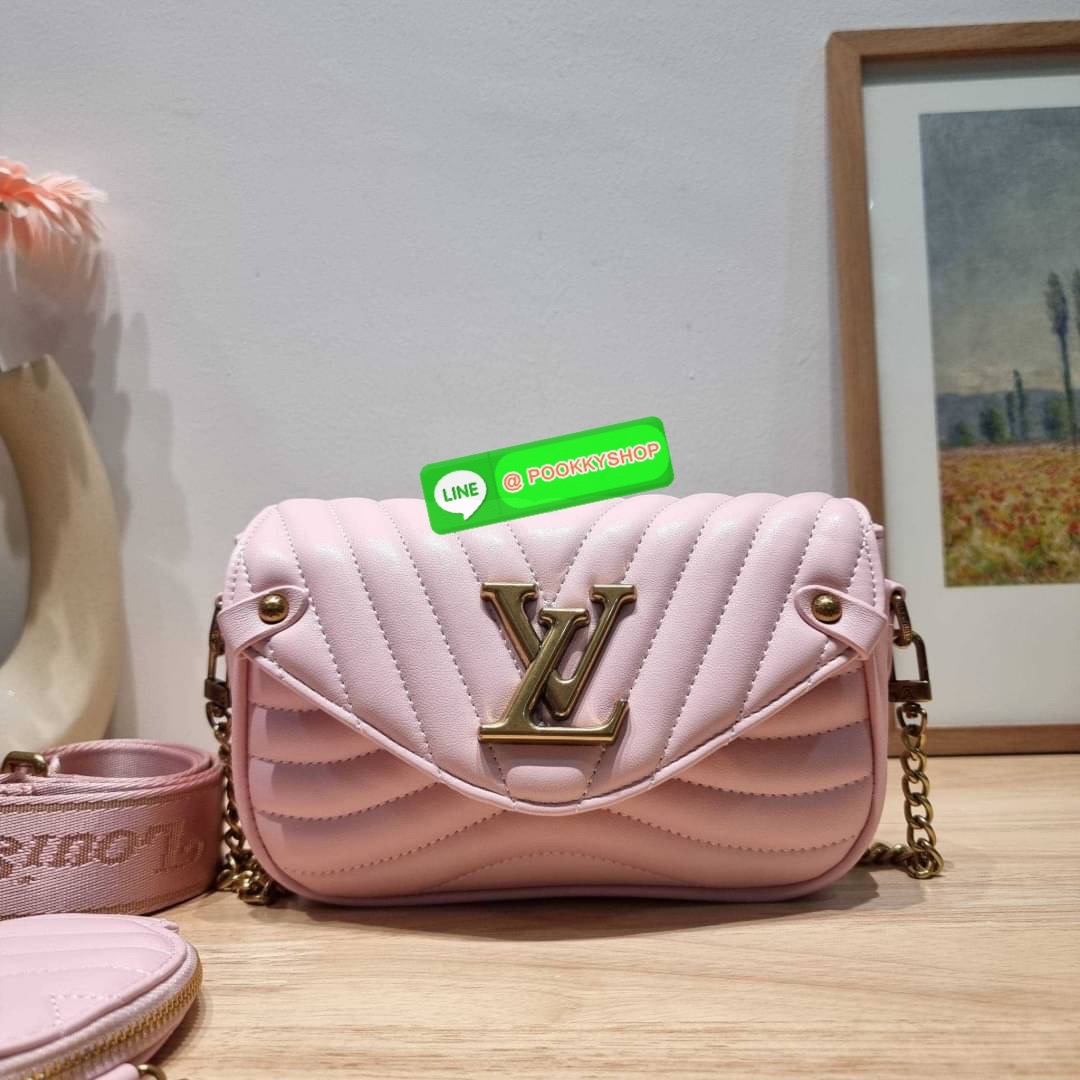 🔆 Model LV new wave pochette multi bag 🔆 Details กระเป๋าสะพายมัลติฟังก์ชั่น พรีเมี่ยมกิ๊ฟสุดหรู คุ้มจาก dutyfree มาพร้อม box set รับรองว่าดีงาม ลูกเล่นคลาสสิคผสานความวินเทจ มีสายสะพายให้ 2 เส้น และกระเป๋าใบลูก เล็กน่ารัก ภายในเป็นช่องโล่ง