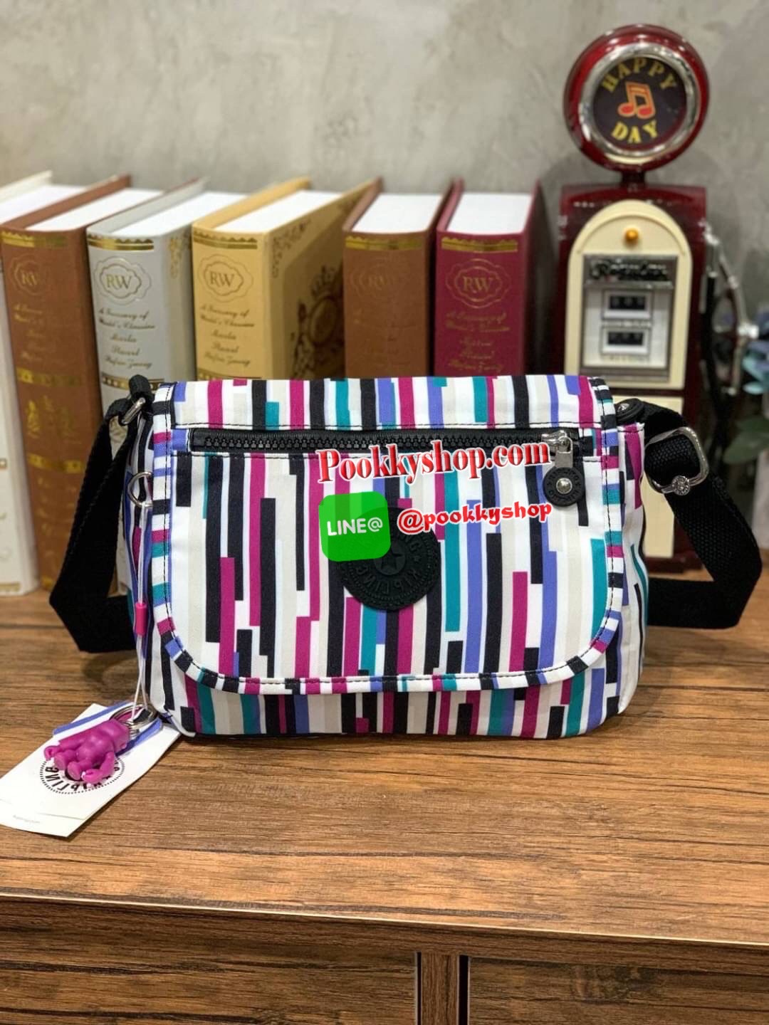 KIPLING SABIAN PRINTED CROSSBODY MINI BAG คอลเลคชั่นใหม่จากpac-man สำหรับสาวๆที่ชื่นชอบกระเป๋าสะพายข้าง ขนาดกำลังดี สะพายได้ทั้งสายคู่และสายเดี่ยว เปิดปิด2ชั้นด้วยกระดุมแม่เหล็กและซิป ภายในกว้างใส่กระเป๋าสตางค์ยาว มินิไอแพคและของจุกจิกอื่นๆได้ สายสะพายปรั