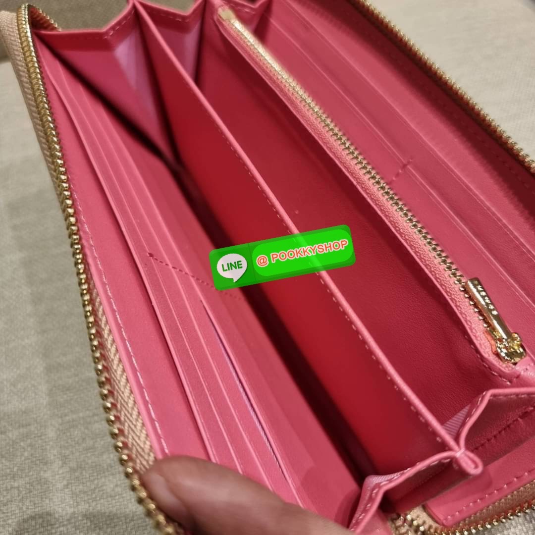 COACH C8313 LONG ZIP AROUND WALLET WITH SIGNATURE JACQUARD WITH STRIPES พร้อมเสิร์ฟความเลิศหรู ใหม่ล่าสุด กระเป๋าสตางค์ใบยาวกึ่งคล้องมือ ดีไซน์ผู้ดี๊ผู้ดี รุ่นขายดี ถือใช้คือขับผิวสุด!! วัสดุผ้า jacquard ลวดลายดูแพง มาพร้อมสายคล้องมือ ถอดออกได้ ภายในใส่บั