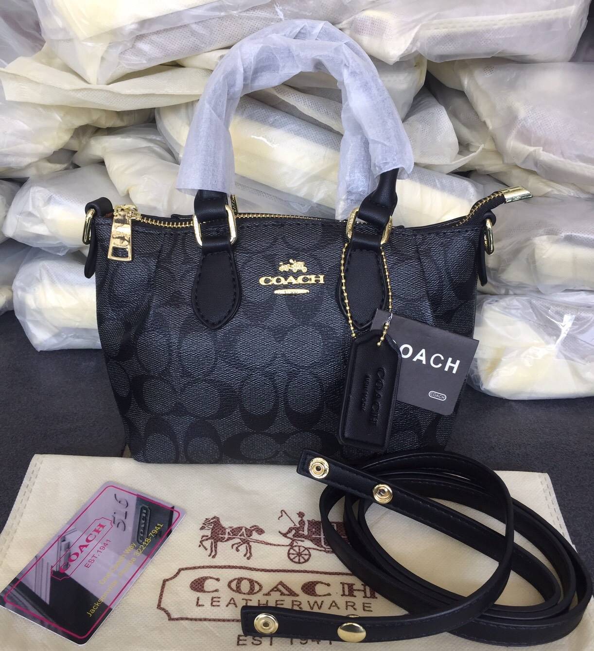 Coach New เกรดท็อปมิลเลอร์ กระเป๋าถือ สะพายข้าง งานวัสดุเกรดมิลเลอร์ทั้งใบ งานปั้ม เป๊ะทุกจุด ติดโลโก้ Coach ถุงผ้าปั้มเเบร์น coach ซับในบุผ้าพิมพ์ลายโค้ช มีสายยาวปรับได้ ขนาดกำลังน่ารัก รุ่นนี้ขายไวมากจ้า