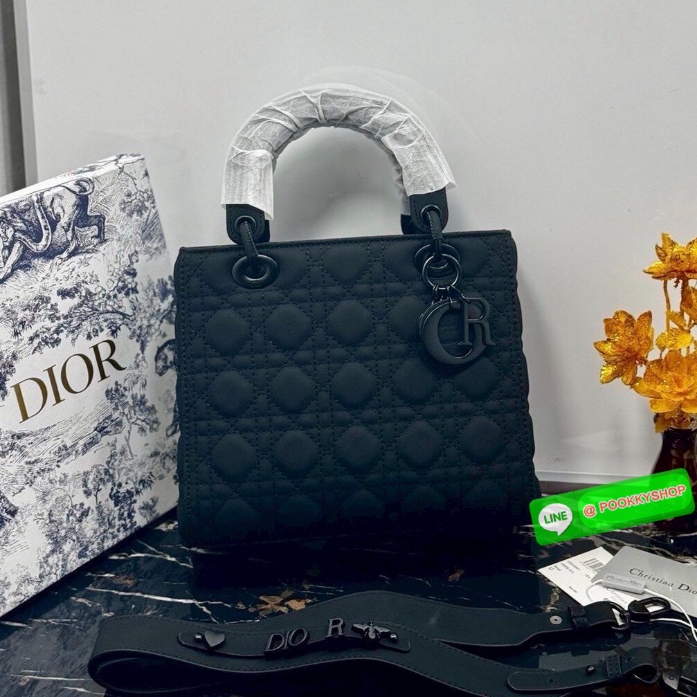 🕊️ พร้อมส่ง | Dior Medium Lady Dior Bag 25cm กระเป๋าสะพายทรงโท้ท ที่สุดของความเรียบหรูดูแพง น้อยแต่มากที่แท้ทรู ดีไซน์เรียบง่าย แต่แฝงไปด้วยความหรูหรา ทรงกล่องคลาสสิค โดดเด่นด้วยพวงกุญแจอะไหล่โทนสีเดียวกับกระเป๋า เป็นเอกลักษณ์ด้วยลายเส้นซ้อนทับสวย