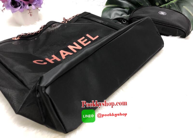 New! CHANEL Chain & Rabbin Perfume Shopping Bag ✔️อะไหล่ pink gold กระเป๋าทรง Shopping ใส่ของจุ วัสดุโปร่งใส อะไหล่พิ้งโกลด์ สวย น่าใช้มากๆค่ะ มีแม่เหล็กปิดปากกระเป๋านะค่ะ ✔️มาพร้อมริบบิ้นแบรนด์+กระเป๋าใบเล็กใส่เครื่องสำอางหนึ่งใบค่ะ รุ่นนี้