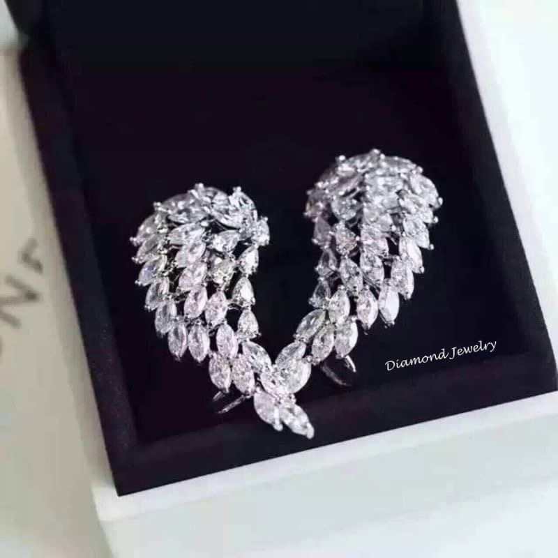 Best Seller Item !!!!! ต่างหูปีกนกเกี่ยวหู งาน APM Monaco งานตัวนี้เป็นงานโรงงานที่ผลิตเกรดดีที่สุดนะคะ ไม่ใช่โรงงานถูกที่ก๊อปมาอีกที รับประกันว่าเพชรวิ้งวาววับมากกที่สุดในสามโลก งานดีงานสวยมากๆๆๆค่ะ ซื้อไปไม่ผิดหวังแน่นอน คอนเฟิม !!!!