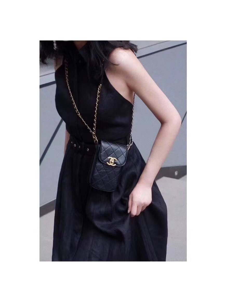 Chanel Shoulder Bag VIP Gift With Purchase (GWP) พรีเมี่ยมกิ๊ฟรุ่น Limited วัสดุหนัง pu เปิดปิดด้วยฝาปิดตัวล๊อคอะไหล่ทองและซิป หัวซิปแบรนด์ สามารถใส่ มือถือ iphone+ ของใช้จุกจิกได้เยอะ และมีกระเป๋าใส่เหรียญถอดได้ สายโซ่ร้อยหนังอะไหล่ทอง+เงิน Crossbody มาพ