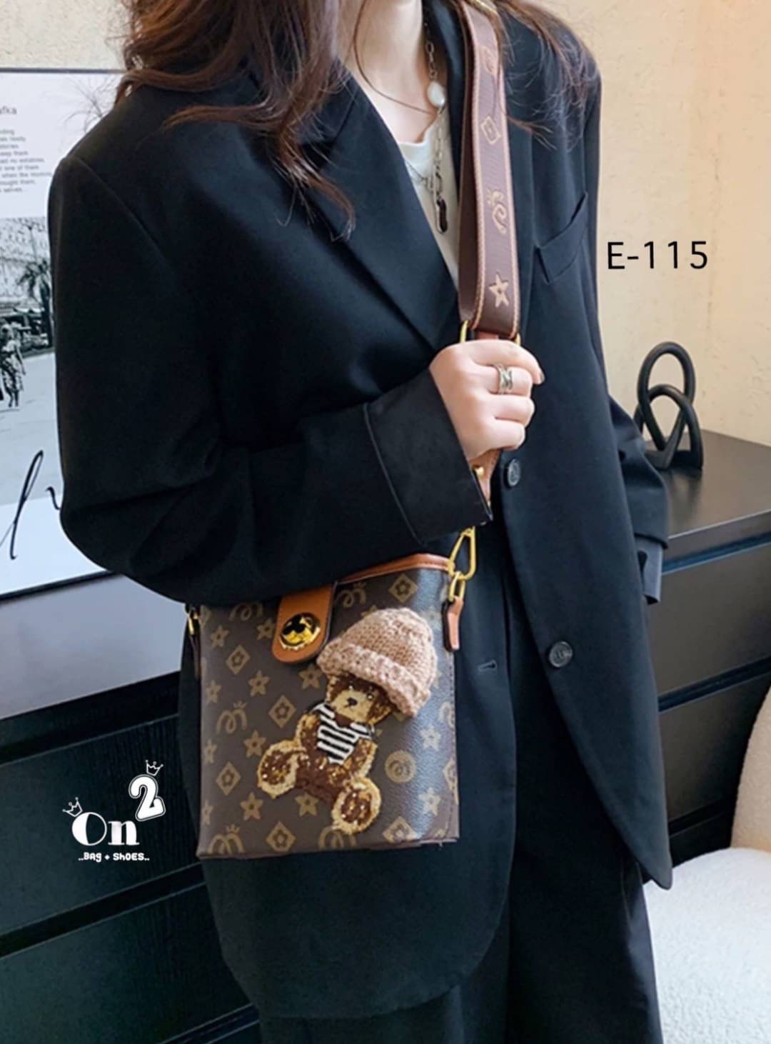 กระเป๋าสะพายแฟชั่นทรง tote งานสไตล์แบรนด์ หนังลายโมโนแกรม หน้าแต่งน้องหมีใส่หมวกน่ารักมากค่ะ ขนาดกำลังดีใช้งานง่าย มาพร้อมสายสะพายยาว