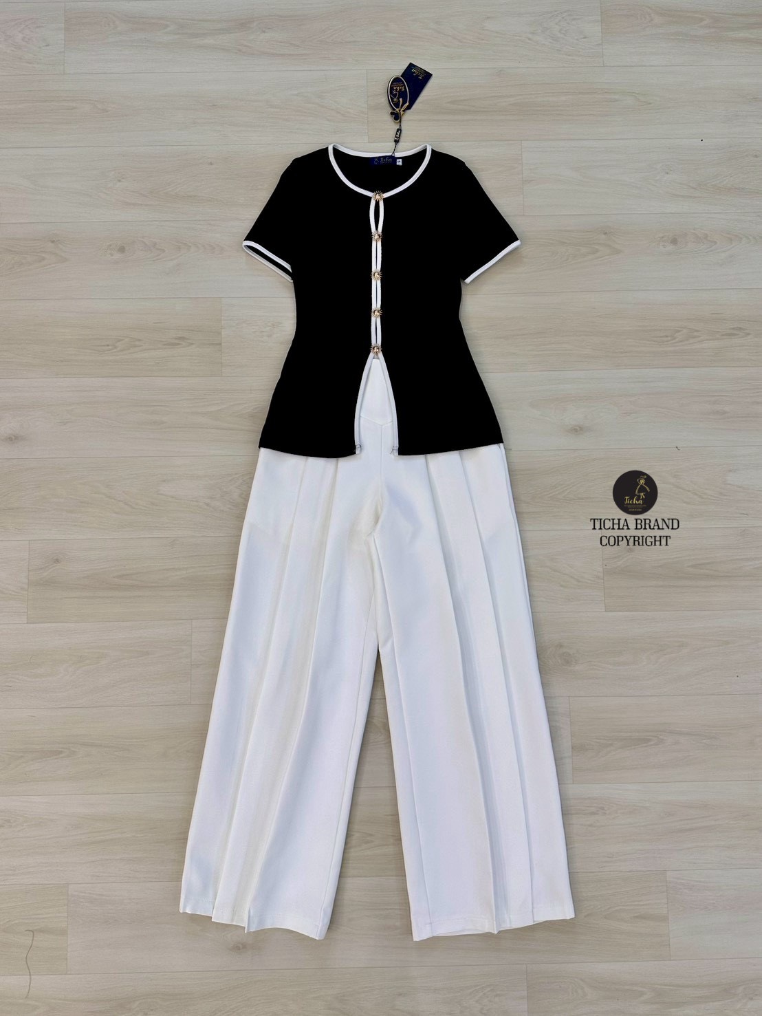 ชุดเซทแฟชั่น เสื้อยืด+กางเกงขายาว เสื้อแขนสั้นสีดำคอกลมแต่งกุ้นขอบคอ