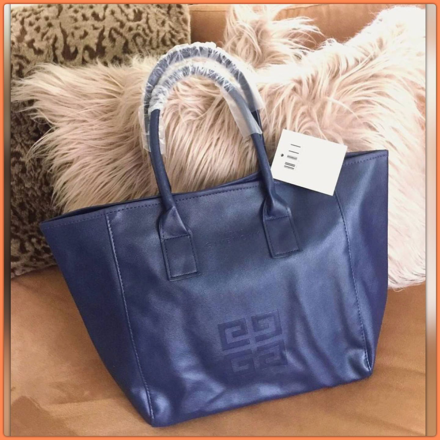 Best Seller! Givenchy Black Soft Leather Shoulder Handbags (Limited edition) กระเป๋าถือหรือสะพายพรีเมี่ยมของเเท้จาก "Givenchy Perfume Counter" วัสดุหนังนิ่มเรียบสีดำด้านหน้าปั้มโลโก้แบรนด์ GV ภายใน Polyester 100% สีดำสกรีนโลโก้สวยดูดี เปิดปิดด้ว