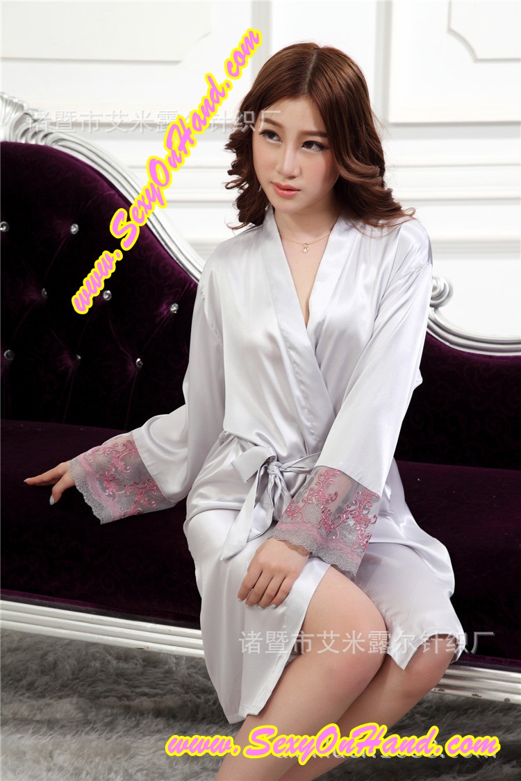 ชุดคลุม ผ้าไหม ชุดคลุมนอน ผ้าไหม สีเทาเงิน แต่งลูกไม้ปักซีทรู ช่วงขอบแขนเสื้อ เนื้อผ้าหรูหราไฺฮโซ แบบPremium Grade +สายคาด เข้าชุด