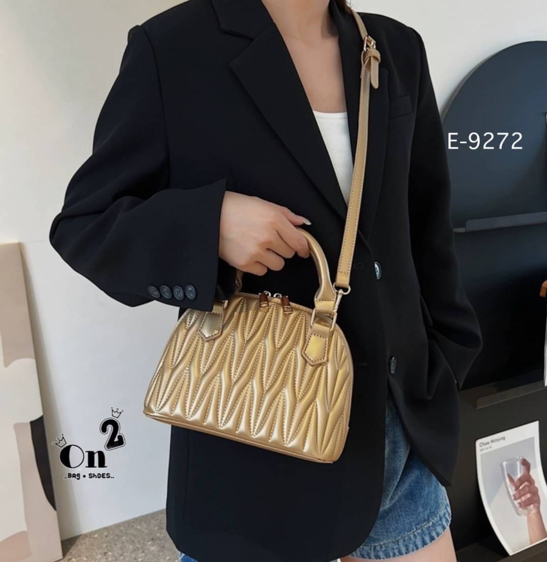 Hot item 🔥🔥 กระเป๋ามาใหม่สไตล์เกาหลี ทรงโดมงานซิปคู่ ตัวกระเป๋าปักลายแน่นๆ มาพร้อมสายสะพายยาวถอดออกถือได้ค่ะ พร้อมส่ง 4 สีค่ะ