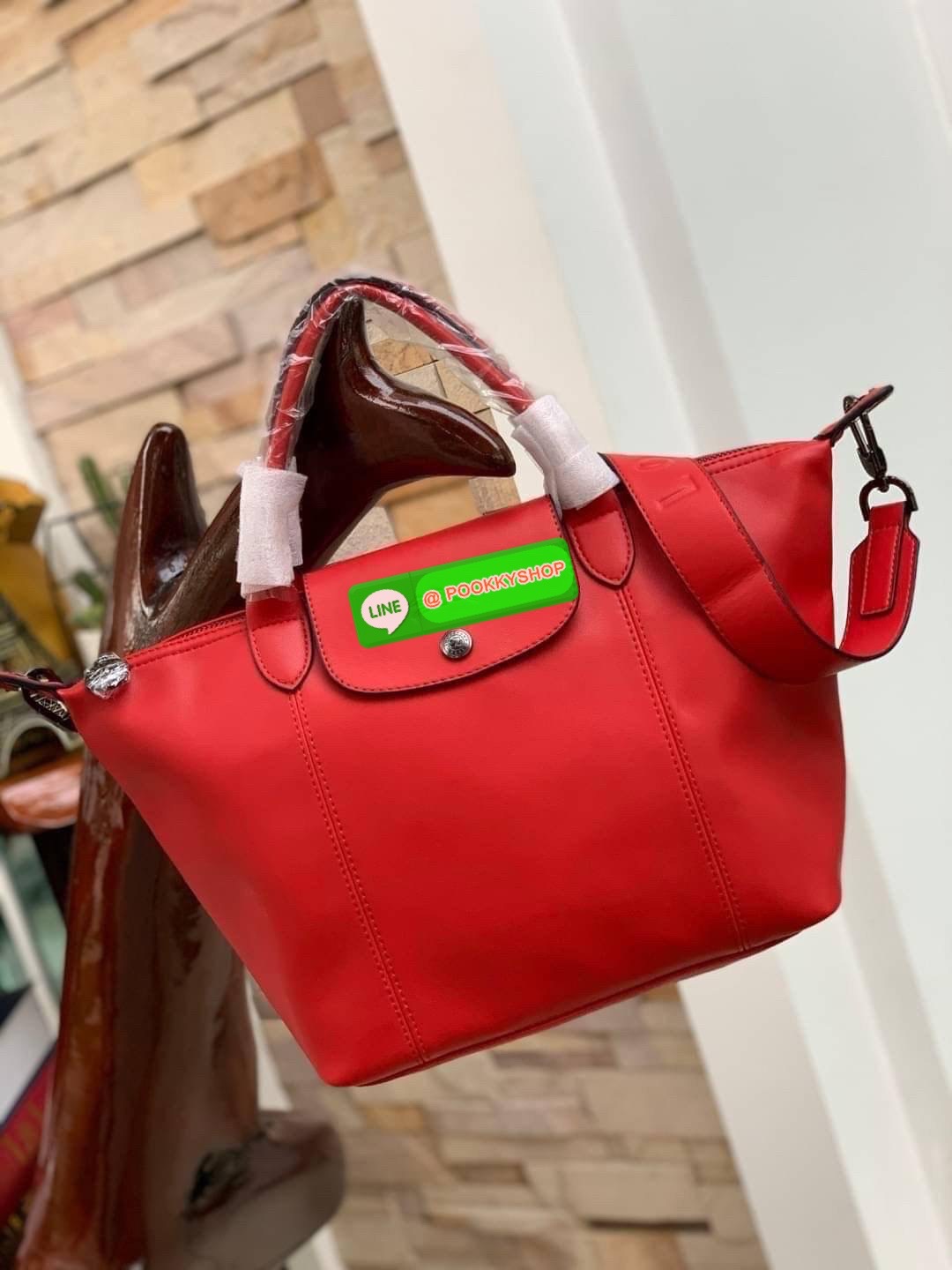 Longchamp LE PLIAGE CUIR TOP HANDLE BAG S เรียกว่าเป็นกระเป๋าอีกหนึ่งรุ่นที่ไม่ว่ายังไงก็ฮอตฮิตและติดเทรนด์ตลอดไม่เคยเปลี่ยนกับ ทรง Le Pliage Cuir หนึ่งในตระกูลกระเป๋าสุดไอคอนิกจากแบรนด์ เมื่อรุ่น Le Pliage Cuir ในรูปแบบของหนังแกะ Metis ได้ถือกำเนิดขึ้นใน