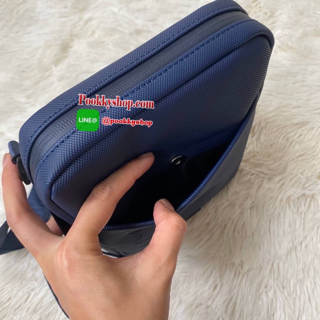 ลาคอส Classic Crossbody Bag กระเป๋าสะพายรุ่นยอดนิยม วัสดุ PVC ด้านหน้ามีโลโก้แบรนด์สวยโดดเด่น มีช่องเล็กใส่ของจุกจิกเปิดปิดด้วยกระดุมแม่เหล็ก ด้านหลังเรียบ มีช่อง1ช่องส่วนช่องด้านในกว้างเปิดปิดกระเป๋าด้วยซิปสะดวกใช้ มีช่องซิปและช่องเสียบด้านข้าง สายสะพา