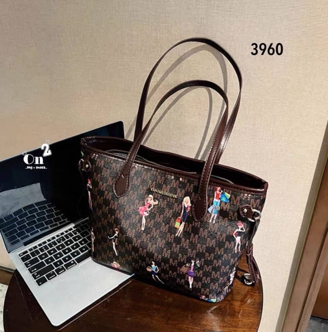 NEW-IN 🤎 Tote bag ทรงนี้จุได้เยอะมากๆค่า ใส่ I Pedได้นะคะ มาใหม่ ลายนี้หรู ดูแพงค่ะ แนะนำสุดๆค้า จุได้เยอะ