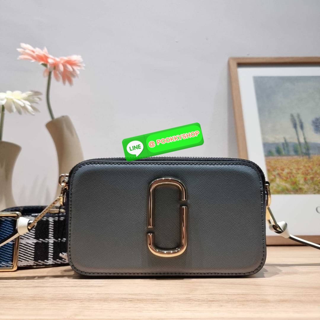 MARC JACOBS THE SNAPSHOT CAMERA BAG ไอเท็มยอดฮิตที่โดดเด่นเป็นเอกลักษณ์ กับกระเป๋าสะพายข้างสุดปัง เรียกได้ว่าไม่ซ้ำใคร!! วัสดุหนังวัว สวยอยู่ทรง เปิด-ปิดกระเป๋าด้วยซิป มีซิปหลัก 2 ช่อง แบ่งสัดส่วนไว้ดีมาก มาพร้อมสายสะพายสปอร์ตเส้นใหญ่ ที่ออกแบบโทนสีมาให้เ