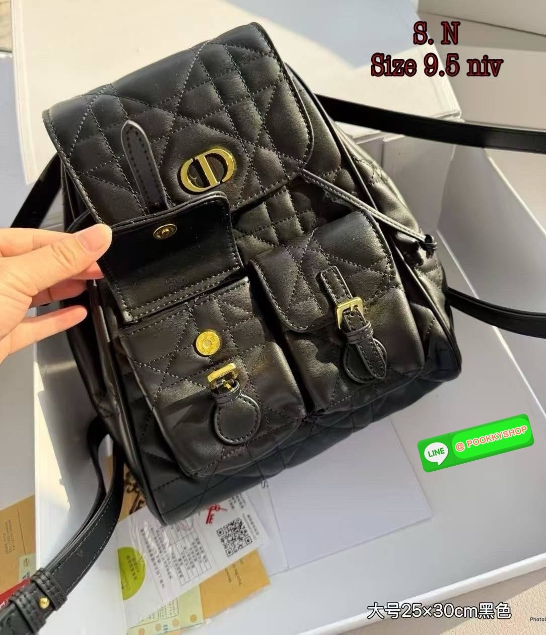 DIOR Medium Caro Backpack กระเป๋าเป้ไซส์กลาง ขนาดกำลังดีน่าใช้ หนังสวยเกินเรื่องมากๆ สัมผัสนิ่ม หรูหรา หูจับในตัวดีไซน์โค้งมนอะไหล่ทองสวยโดดเด่นไม่เหมือนใคร ที่สุดของความลัคชูต้องยกให้แบรนด์นี้ ทันสมัยและสง่างาม ราคาคุ้มที่สุดในย่านนี้บอกเลย!!