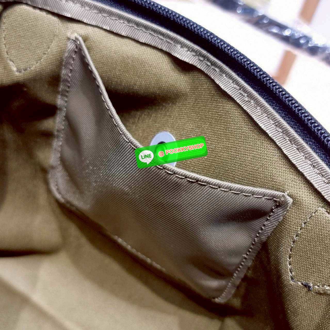 Longchamp le pliage energy M tote bag 🔆 Details เป็นอีกรุ่นที่แรงมาก จึ้งมาก! กระเป๋าสะพายไหล่ทรงโท้ท รุ่นยอดฮิต ดีไซน์ใหม่ให้ความสปอร์ตตี้มากขึ้น มาพร้อมขนาดใหม่ที่หลายๆคนรออยู่ น้ำหนักเบา ดีไซน์เรียบง่าย แต่ดูแพง ปากกระเป๋าออกแบบให้มีฝาปิดและซิป