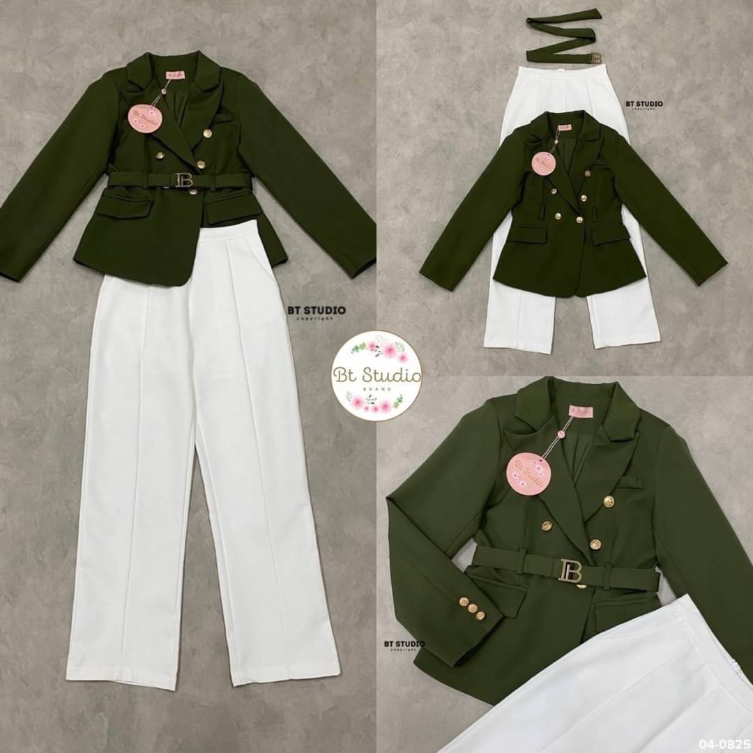 เซท 3 ชิ้น เสื้อเบเซอร์คอปก แขนยาวแต่งกระดุมสีทองปั้มโลโก้ที่ตรงกลาง และปลายแขน มาพร้อมสายเข็มขัดคาดเอวสีเดียวกันกับเสื้อ หัวเข็มขัดแต่งสีทอง แมทซ์กับกางเกงขายาวตีเกล็ดด้านหน้า กระเป๋าใช้งานได้จริง งานสวย คัตติ้ง เนื้อผ้าดี ห้ามพลาดเลยจ้าา