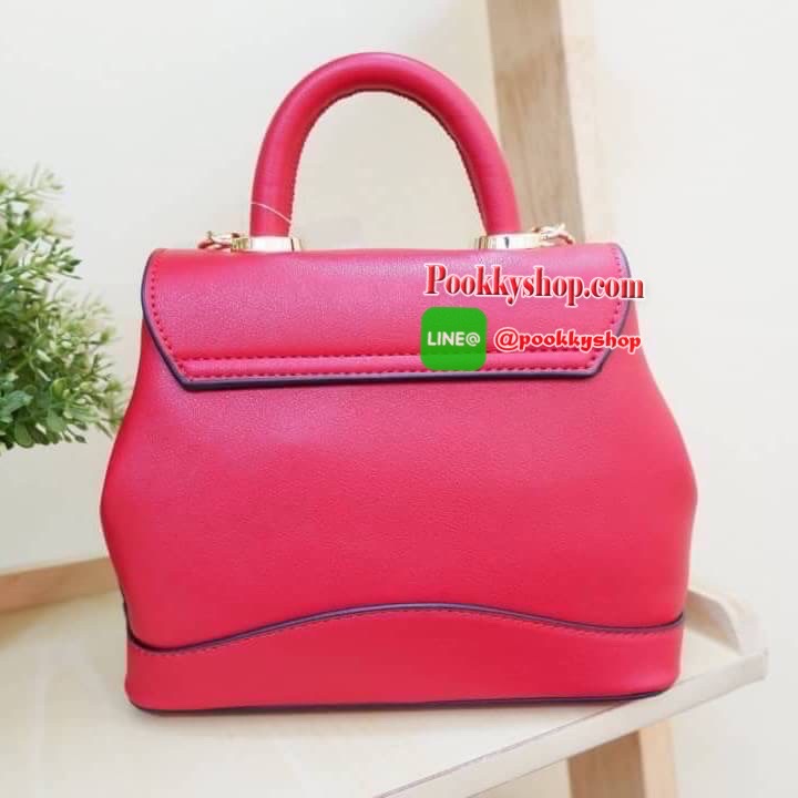 Lyn กระเป๋าหิ้วมาพร้อมสายสะพาย ขนาดกลางๆไม่เล็กไม่ใหญ่ ดีไซน์สวยน่ารัก ด้านในมีป้ายโลหะปั๊มแบรนด์ ใต้กระเป๋ามีหมุดรองทั้ง 4 มุม รูปทรงสวยเก๋ขนาดนี้ ไม่มีไม่ได้นะคะ