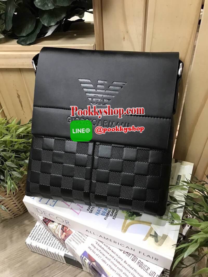 พร้อมส่งรุ่นฮ๊อตฮิต! GIORGIO ARMANI CROSSBODY BAG กระเป๋าสะพาย Limited Edition จาก GIORGIO ARMANI JEAN เปิดปิดด้วยฝาปิดแม่เหล็กซ่อนด้านในตัวกระเป๋า พร้อมซิปสะดวกใช้ ปั้มโลโก้แบรนด์ด้านหน้ามี1ช่องใส่ของ ด้านหลังมี1ช่องซิป ขนาดกำลังดี น้ำหนักเบา กันน้ำ สามา