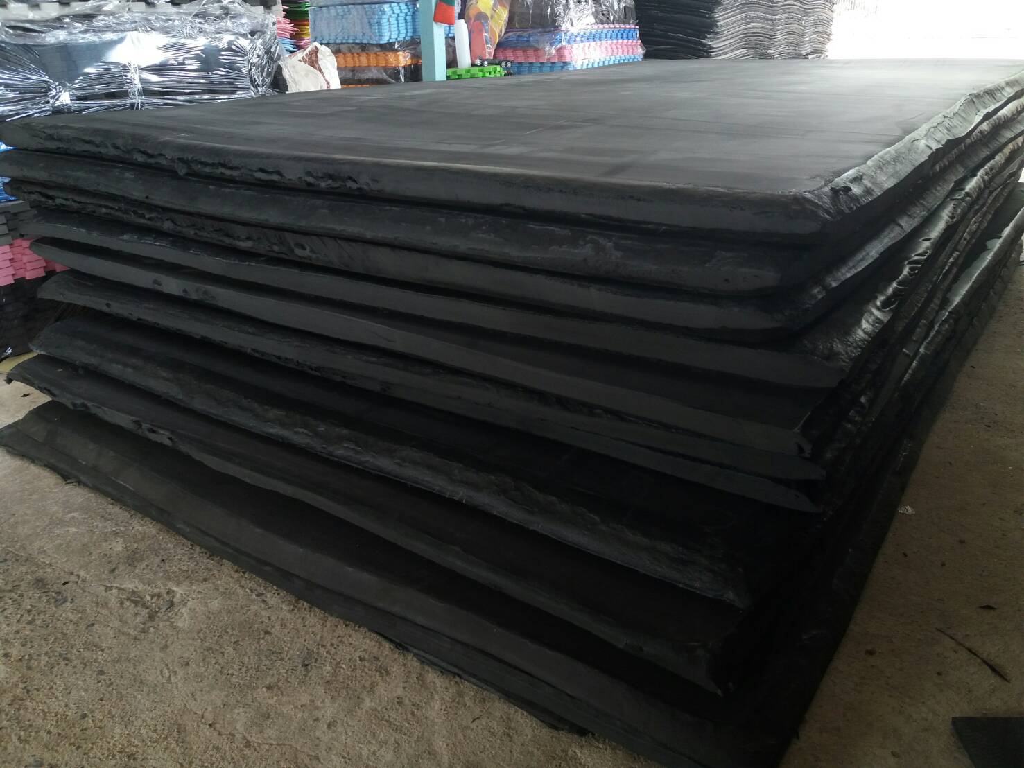 แผ่นยางกันกระแทกสีดำ ขนาด 130 x 240 ซม. หนา 50 มม.