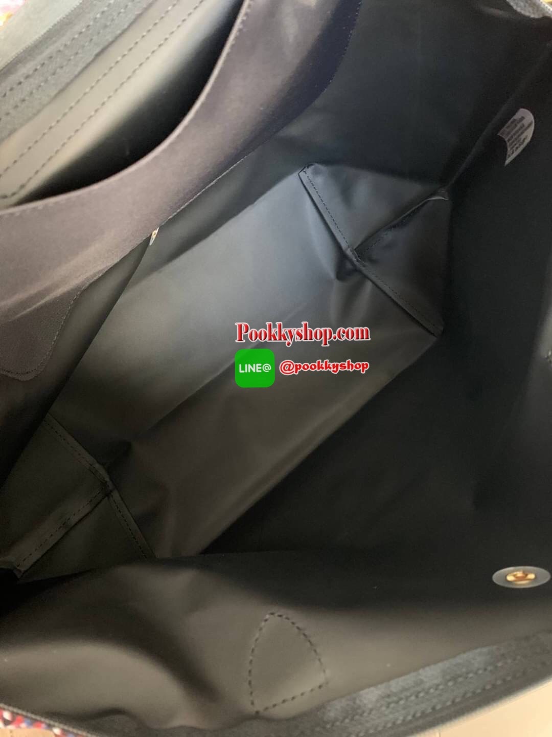 Longchamp Made In France Le Pliage Eiffel Tower Limited Edition Tote Bag สุดลิมิเตทกับlongchamp ที่ ออกมาเฉพาะซีซั่น พิมพ์ลายหอไอเฟล สามาถพับเก็บได้ ตรงตามชื่อทรง (คำว่า Le Pliage เป็นภาษาฝรั่งเศส แปลว่าการพับ) ส่วนฝาปิดและหูจับเป็นหนังที่ทำให้กระเป๋าดูไม