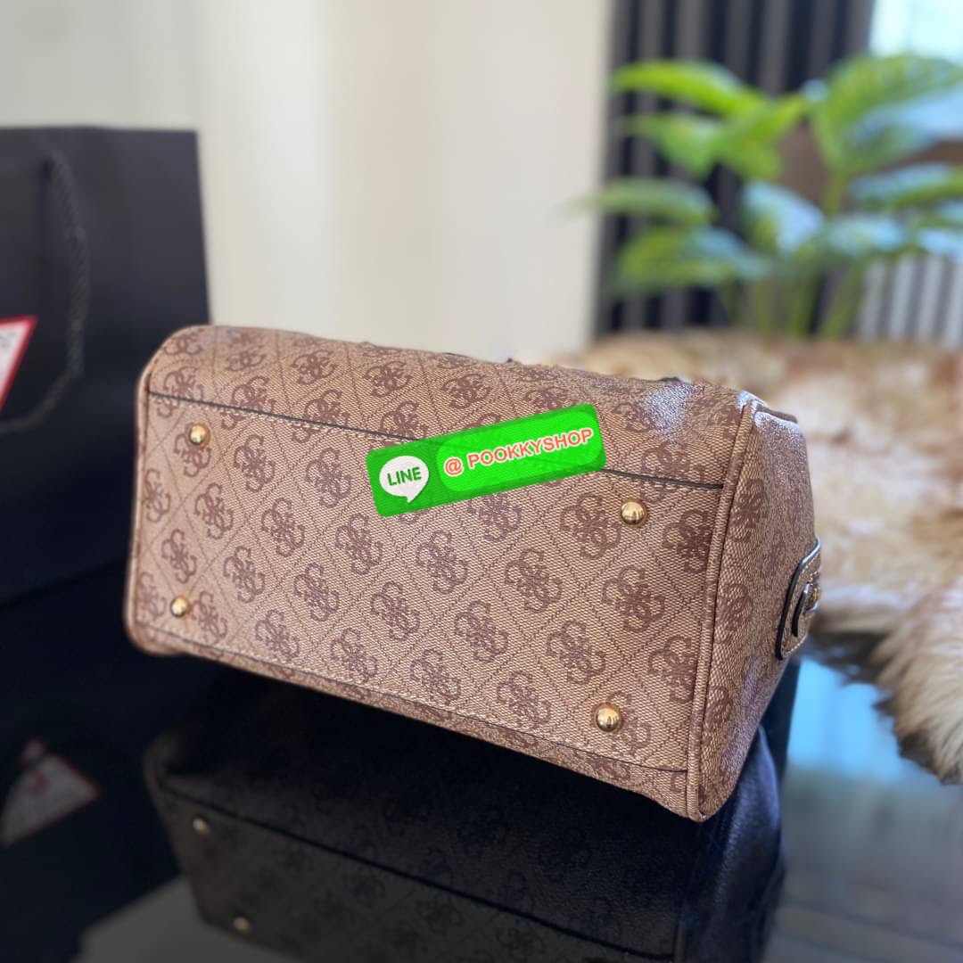 GUESS JENSEN BOX SATCHEL กระเป๋าทรงหมอน ประดับพวงกุญแจโลโก้แบรนด์ด้านหน้ากระเป๋า มีหมุดรองฐานตั้งอยู่ทรง มาพร้อมกับสายสะพายยาวปรับระดับได้ ภายในซับในตราแบรนด์อย่างดี รุ่นนี้สวยงามมากค่ะ สินค้าถ่ายจากงานจริง ใครได้ไปรับรองไม่ผิดหวัง❤️