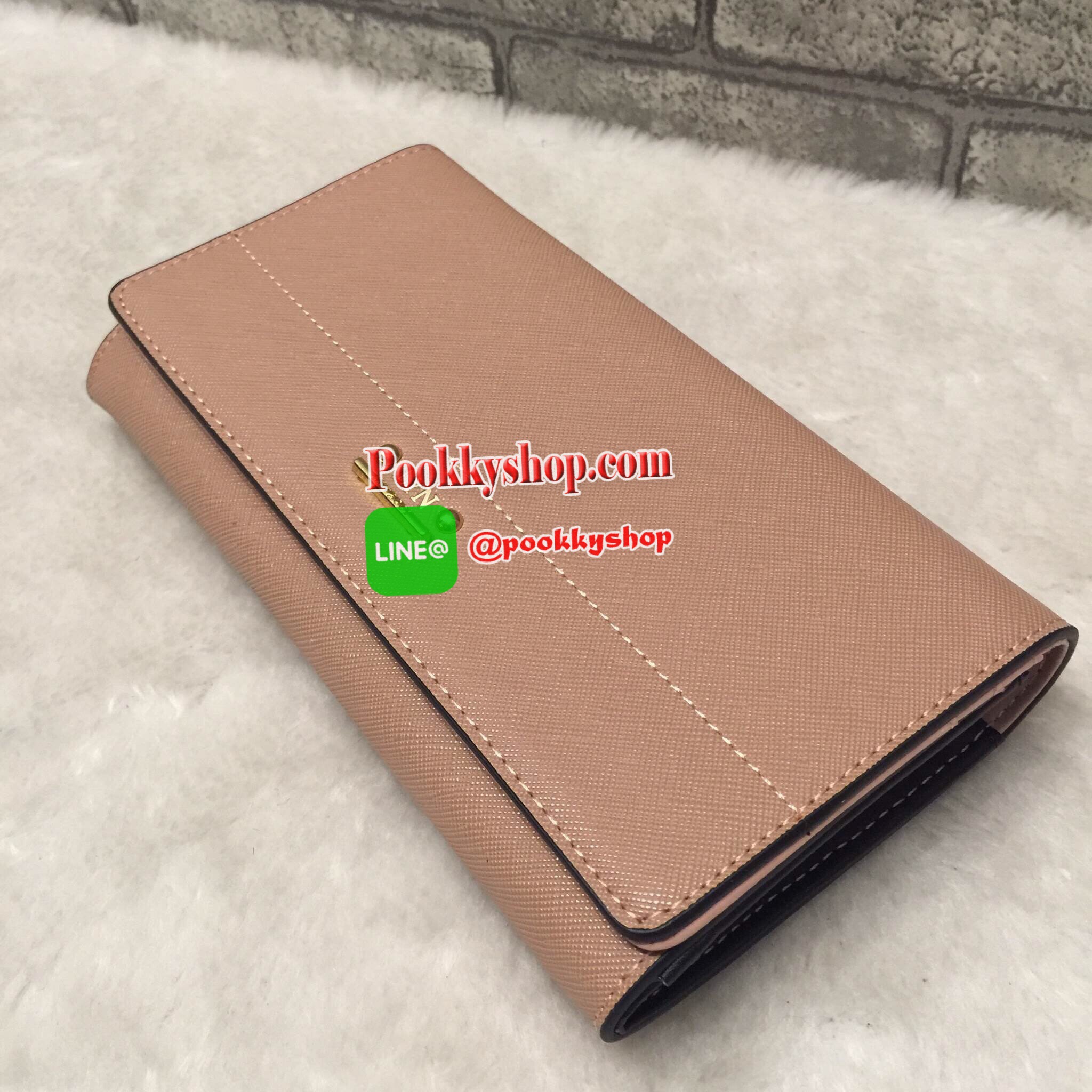 New Arrival!! LYN CLARLYNNA WALLET กระเป๋าเงินใบยาว ด้านหน้าแต่งโลโก้แบรนด์สีทองหรู เปิดปิดด้วยกระดุม ด้านในมีช่องใส่บัตร 10 ใบ พร้อมช่องซิปใส่เหรียญและช่องธนบัตร 2 ช่องใหญ่ เป็นกระเป๋าเงินที่สวยเรียบหรูมากๆค่า