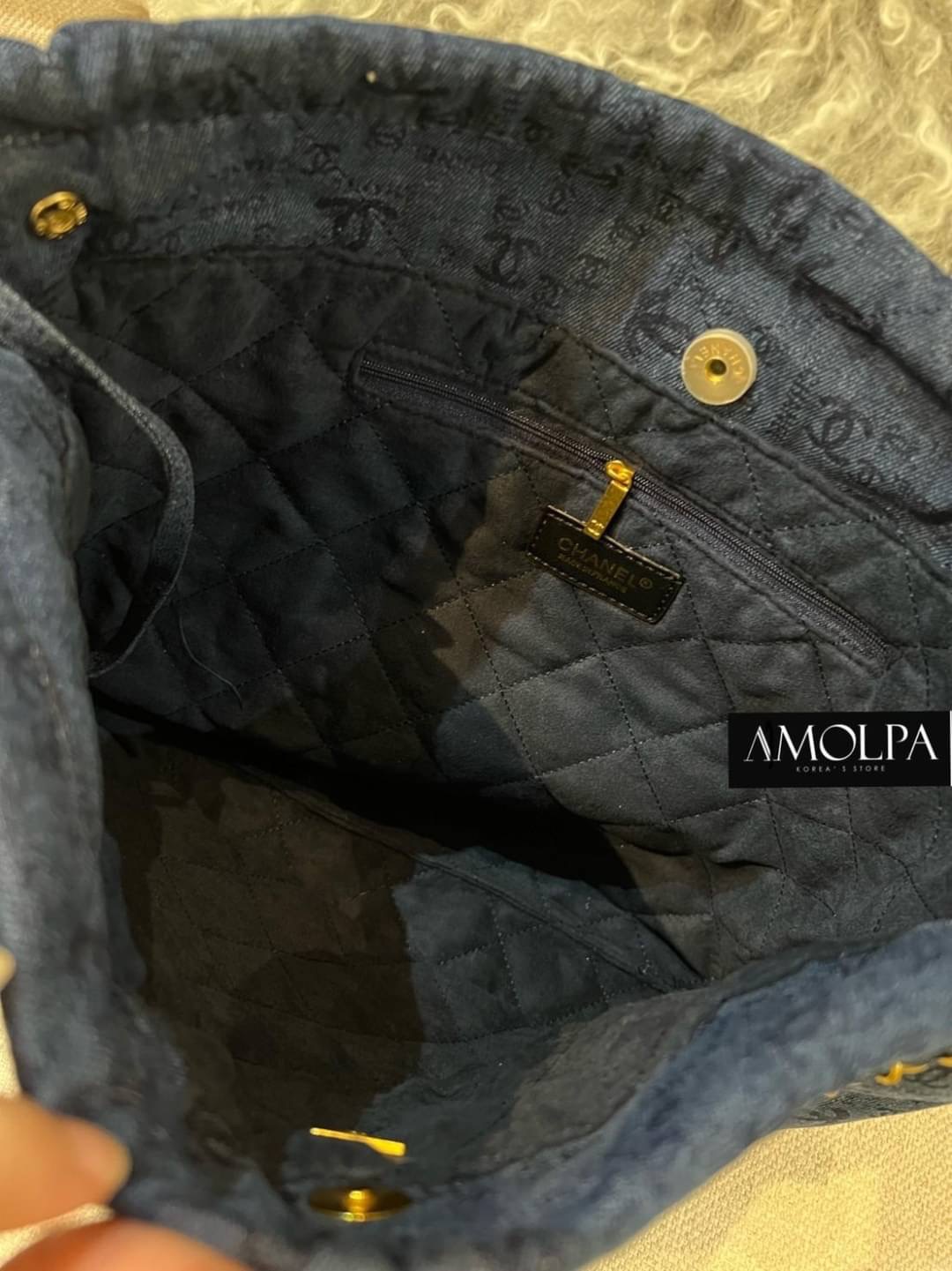 ต้องรีบจัดดด งานดี น้ำหนักดี ไม่เบา ไม่หนักจนเกินไป ไม่มีกลิ่นเหม็นของผ้า จัดเลยน๊า สวยม๊ากกกก กระเป๋า CHANEL 22 HANDBAG ใบสวยหรู หรูมากกก สวยยม๊ากกก งานเหมือนแท้ม๊ากก