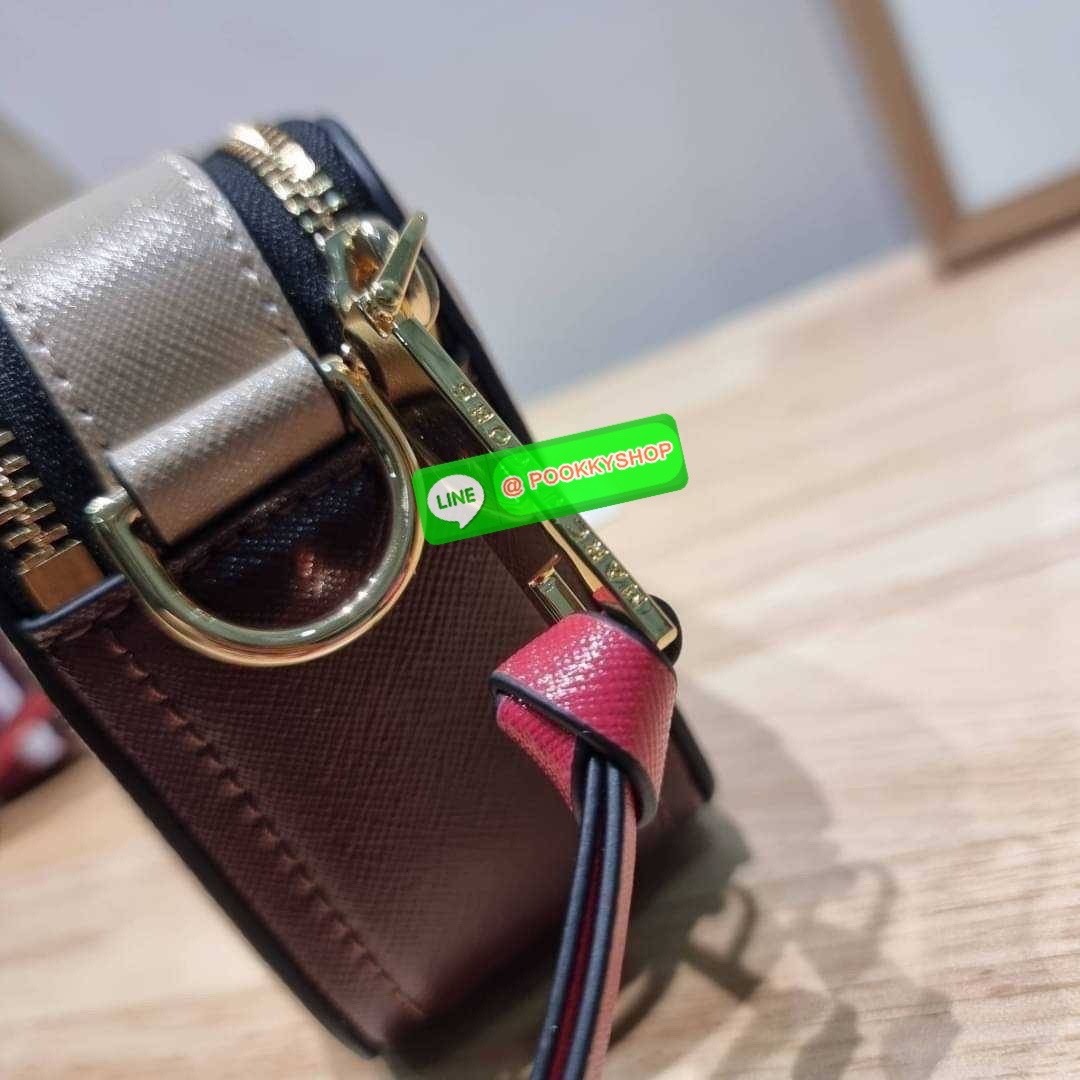 MARC JACOBS THE SNAPSHOT CAMERA BAG ไอเท็มยอดฮิตที่โดดเด่นเป็นเอกลักษณ์ กับกระเป๋าสะพายข้างสุดปัง เรียกได้ว่าไม่ซ้ำใคร!! วัสดุหนังวัว สวยอยู่ทรง เปิด-ปิดกระเป๋าด้วยซิป มีซิปหลัก 2 ช่อง แบ่งสัดส่วนไว้ดีมาก มาพร้อมสายสะพายสปอร์ตเส้นใหญ่ ที่ออกแบบโทนสีมาให้เ