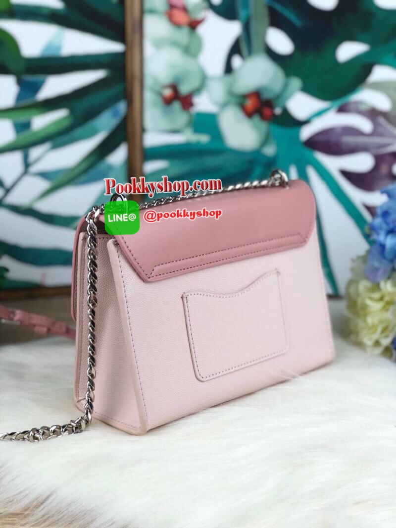 New arrival!! CHARLES & KEITH WOVEN DETAIL CLUTCH กระเป๋าสะพายอยู่ทรง ด้านหน้าเล่นดีเทลแต่งลายสายน่ารักมากๆ ด้านหลังมีช่องใส่บัตรได้ เปิดปิดด้วยตัวกดล็อก ด้านในจุของได้เยอะทีเดียวค่ะ ใส่ iPhone plus/ กระเป๋าเงินใบกลางได้สบายๆ สายสะพายยาวปรับได้ 5 ระดับเลย