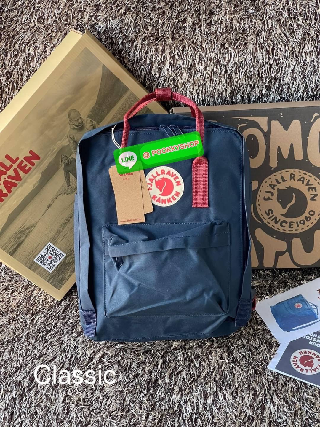 Fjallraven Kanken backpack รุ่น Classic แบรนด์ดังจากสวีเดนที่นิยมกันมากในหมู่วัยรุ่น กระเป๋าเป้ที่มีน้ำหนักเบา แต่มีความทนทาน และช่องว่างต่างๆมากขึ้น มีซิปหน้าสำหรับใส่ของกระจุกกระจิก และหูหิ้วทั้งด้านหน้าและด้านหลัง สำหรับการหิ้วถือได้สะดวก จุดเด่นที่ทำใ