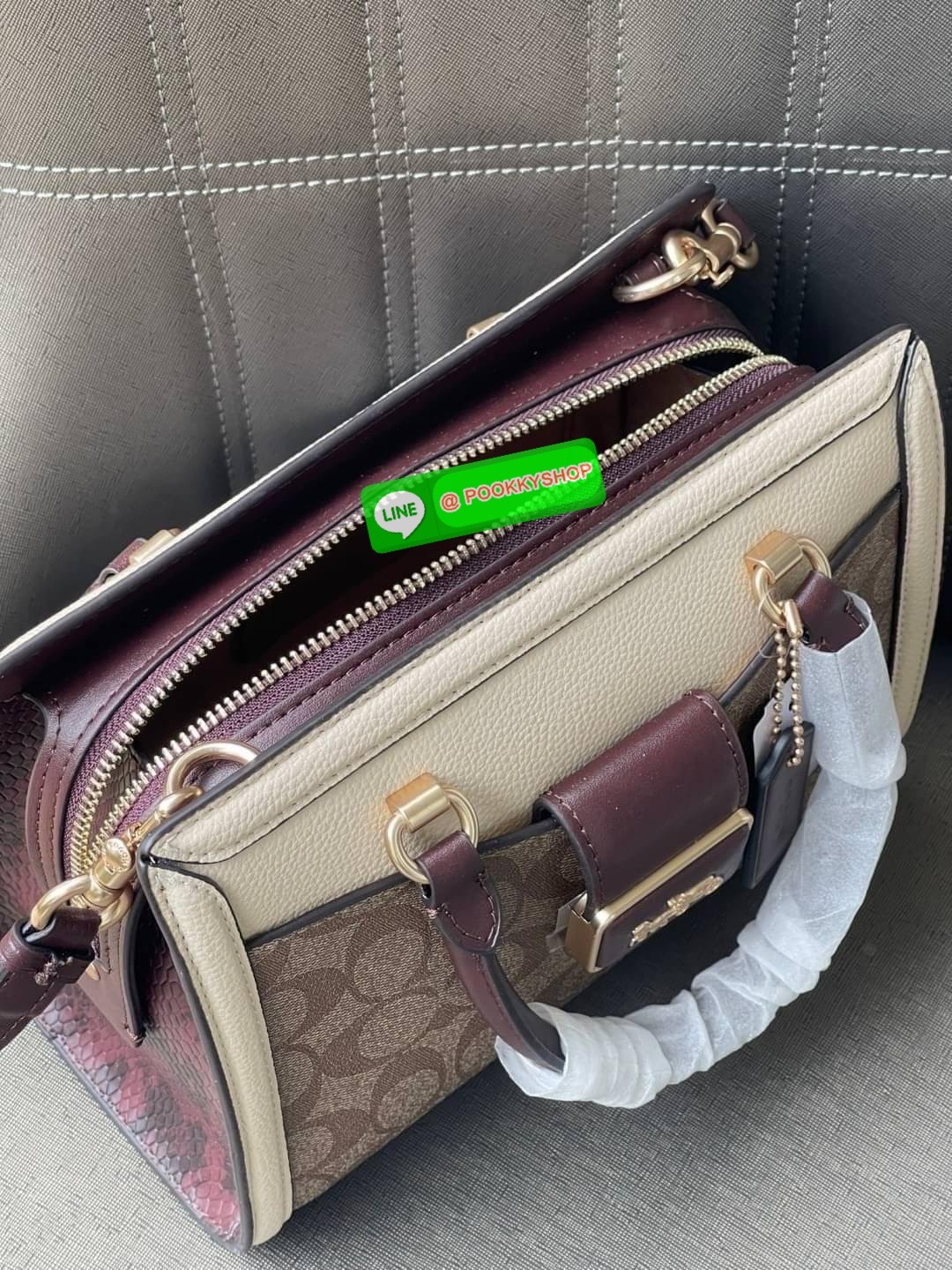 Coach Grace Carryall In Signature Canvas กระเป๋ารูปทรงสี่เหลี่ยมสุดคลาสสิก เป็นกระเป๋าอเนกประสงค์ที่สามารถใช้ได้แทบทุกโอกาส ไม่ว่าจะไปเรียน, ไปทำงาน, ไปเที่ยว หรือแม้แต่ไปชอปปิง ด้วยขนาดที่กำลังดี ไม่ใหญ่เทอะทะ แต่ก็ไม่เล็กจนเกินไป มาพร้อมหูหิ้วทั้งด้านบน