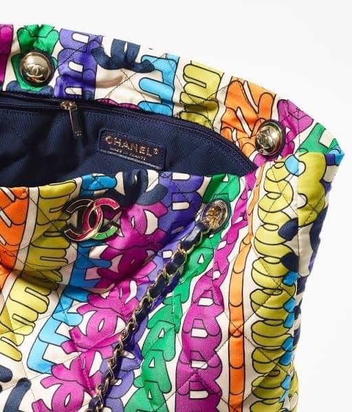 CHANEL FLAP BAG PRINT FABRIC & GOLD TONE METAL ss22 งานสวยชนช็อป ว๊าววววสุดๆ กับกระเป๋าผ้าแต่งอะไหล่ทองปั้มlogo ทุกจุด ลายlogo multicolors งานสวยมากไฮเอ็นสุดๆ จุของได้เยอะมาก มีซิบด้านใน ห้ามพลาดเลยน้าสาวๆ Must have!!!! มันเป๊ะทุกจุดจริงๆ