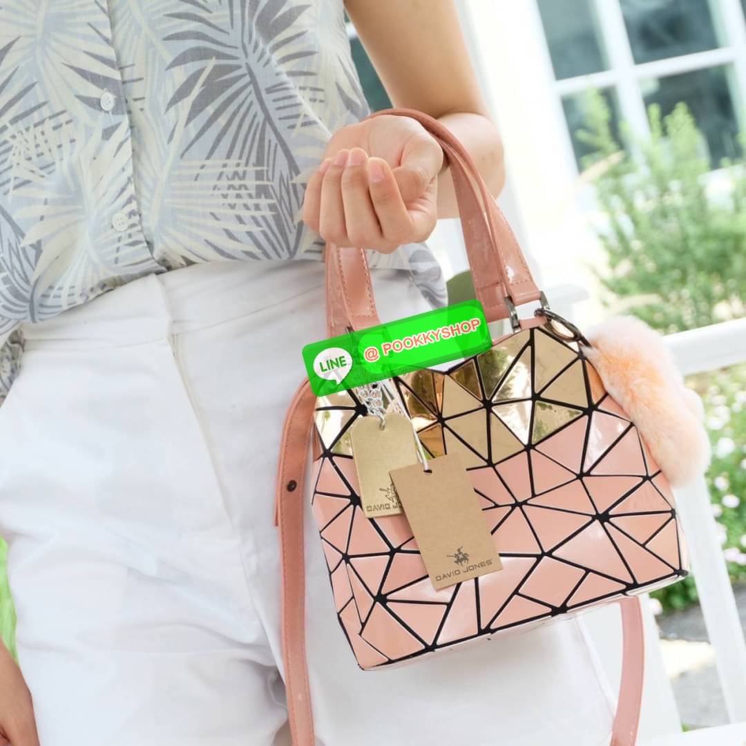 กระเป๋า ทรง Tote ตัวกระเป๋าเย็บติด ด้วยแผ่นอคิลิค สุดหรู ดีไซน์เกร๋ จุดเด่นที่ น้ำหนักเบา สามารถ ถือ หรือ สะพายไหล่ได้คะ ใบใหญุจุของคุ้ม แต่น้ำหนักเบาคะ มีใบเดียวจบ ควรมีติดตู้คะแนะนำเลย