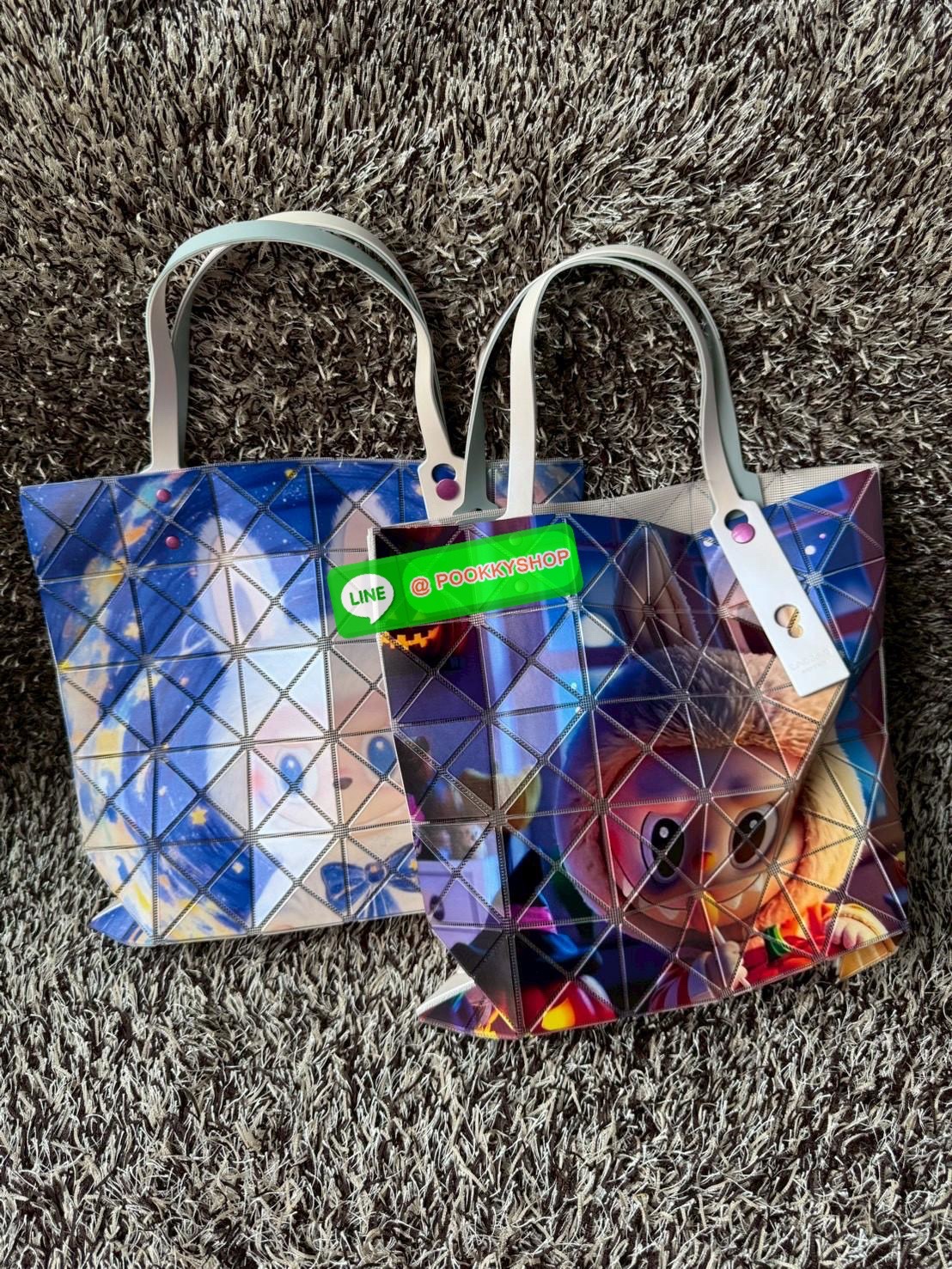 Baobao Issey Miyake x Labubu tote bag อีกหนึ่งซีรีย์สุดลิมิเตทที่น่าสะสม กำลังเป็นกระแสสำหรับ Labubu อาร์ตทอยชื่อดังที่ทุกคนรู้จัก คอลเลคชั่นนี้สื่อถึงความรู้สึกอารมณ์ผ่านตัวละครออกมาได้ดีเลยทีเดียว เป็นกระเป๋า ที่เหมาะกับการใช้งานในชีวิตประจำวัน ด้วยขนาด