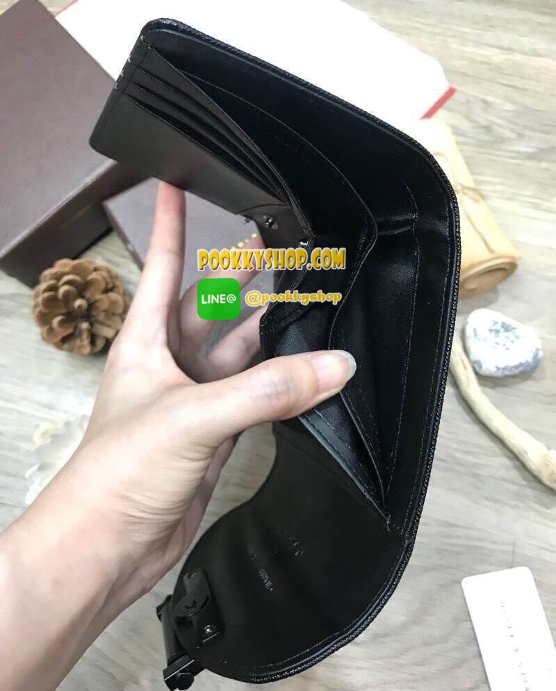 พร้อมส่งความน่ารัก! BEST SELLER! CHARLES & KEITH Peforated Wallet กระเป๋าสตางค์ใบสั้นพับ3ตอนรุ่นยอดนิยมวัสดุหนัง Saffiano สีดำประดับลายดอกไม้ Van Goh คลาสสิค ดีไซน์สวยเก๋ไม่ซ้ำใคร ด้านหน้าปั้มโลโก้เปิดปิดด้วยกระดุมเเม่เหล็ก ภายในมีกระเป๋าเล็กช่องซิปสำหรับ