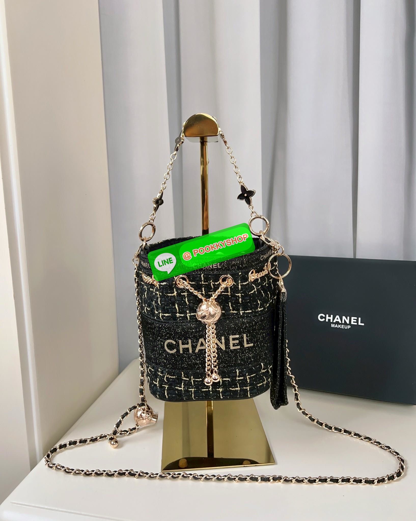 NEW NEW NEW **สินค้าเข้าใหม่** รุ่นนี้บอกเลยว่าสวยทุกอนุ หิ้วไปไหนมาไหนคือเริ่ดไปเลยค่าา CHANEL BUCKET TWEED WITH CHAIN BAG ((Premium gift make up ตปท.)) มีป้ายNot for sale 🔖พร้อมส่งค่าสาวๆ รอบนี้ได้มาไม่เยอะ! กับกระเป๋าขนาดกลางกำลังดี วัสดุผ้าTwe