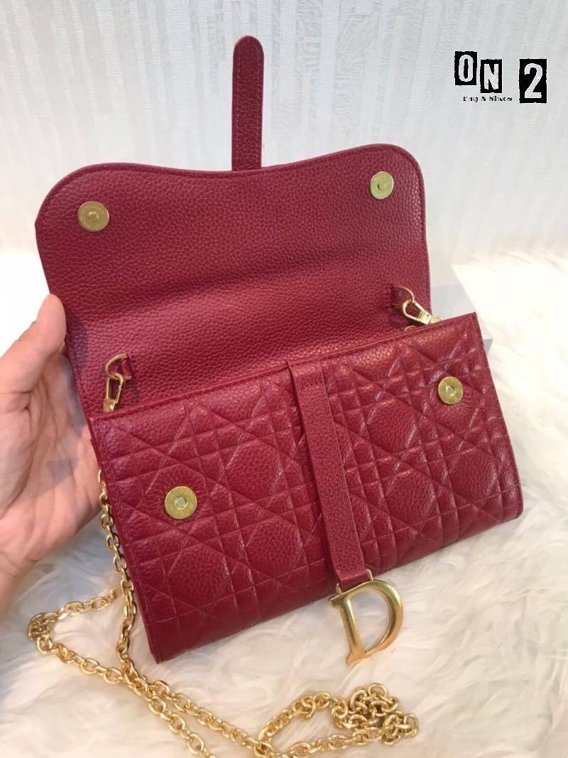Dior clutch with Crossbody Bag Size 8 inch 🔺หนังวัว(leather) 🔺ด้านในมีช่องใส่นามบัตร ใช้เป็นกระเป๋าสตางค์ได้เลยค่ะ 🔺มีสายยาวโซ่ 1 เส้น (Have 1 chain)
