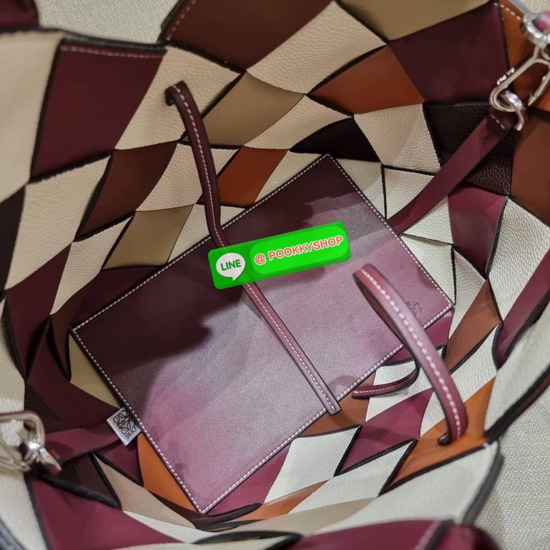 LOEWE SURPLUS LEATHER WOVEN BASKET BAG IN CLASSIC CALFSKIN ใหม่ล่าสุดและสวยที่สุด กระเป๋าสะพานที่ถักทอด้วยความปราณีต โดดเด่นด้วยสีที่จับมาคอนทราสได้ลงตัว ใบใหญ่จุได้แบบเน้นๆ วัสดุหนังวัวแท้เต็มใบ หรูเลิศ ปากกระเป๋ามีสายหนังสำหรับผูกรวบปากกระเป๋า ภายในโล่ง