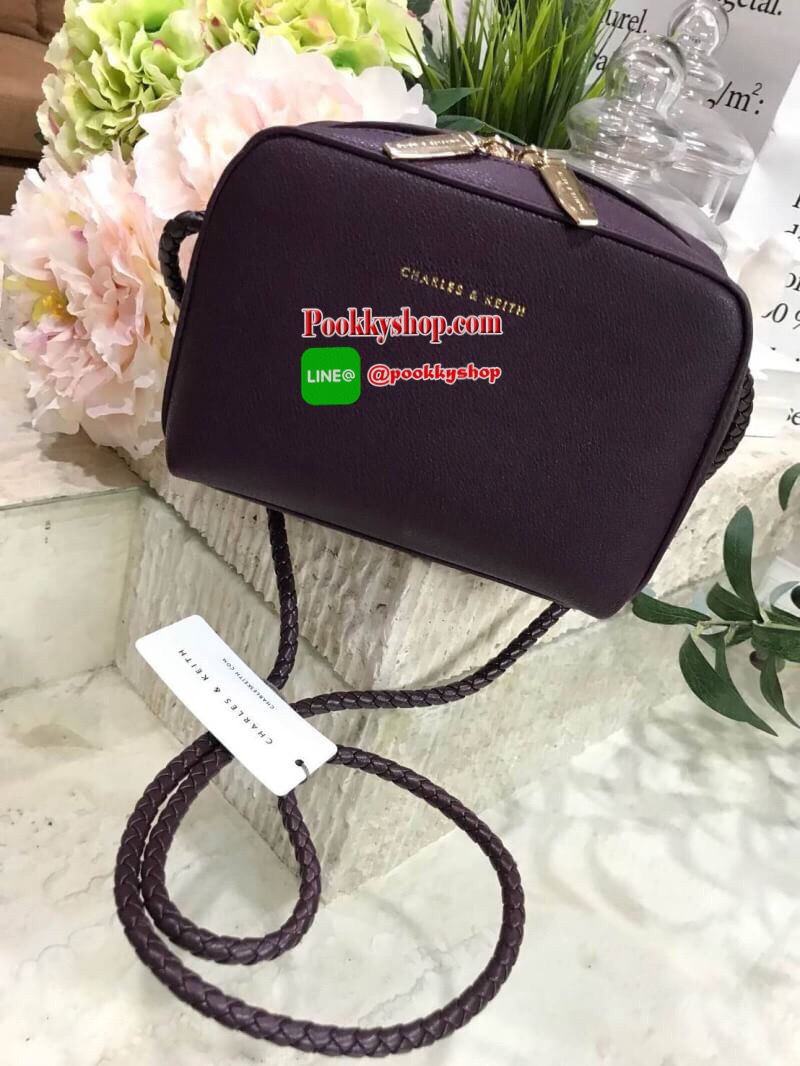 Don’t Miss! NEW ARRIVAL! CHARLES & KEITH SMALL CLASSIC CROSSBODY BAG กระเป๋าสะพายทรงเหลี่ยมรุ่นชนช็อปขนาดกำลังดีหนังสวยอยู่ทรงมีเทคเจอร์ เปิดปิดด้วยซิปหัวซิปแบรนด์ สามารถใส่ iphone ของใช้ได้เยอะมาพร้อมสายสะพายหนังถัก Crossbody ได้ เป็นอีกหนึ่งรุ่น Best Se